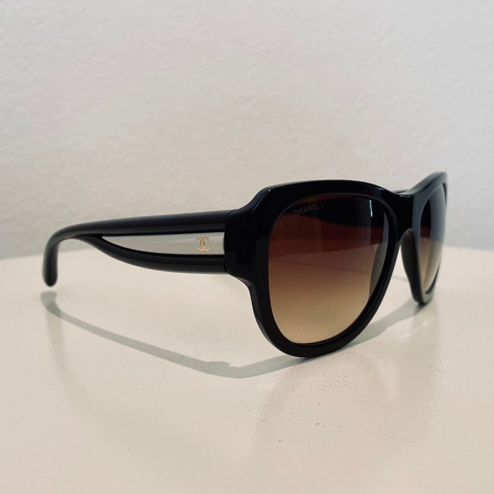NWT CHANEL Black Vintage Iconic 5310 Sunglasses w/White Trim on Arms